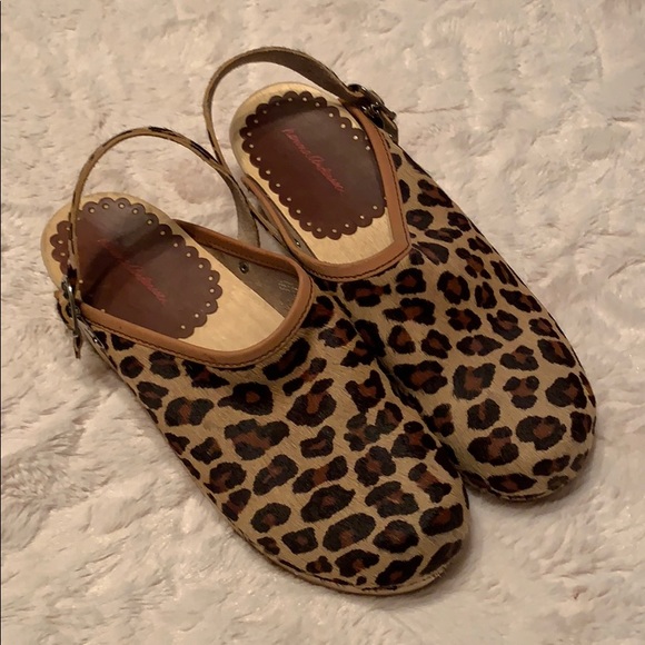 Hanna Andersson Shoes - Leopard fur-like Clogs w strap